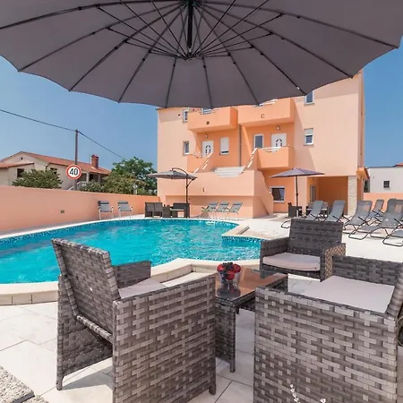 Apartman Car Pula