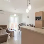 Car Apartment *