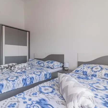 Car Apartment *