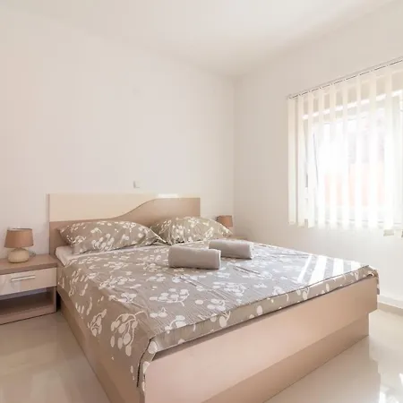 Car Apartment Pula