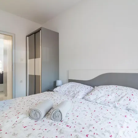 Car Apartment *